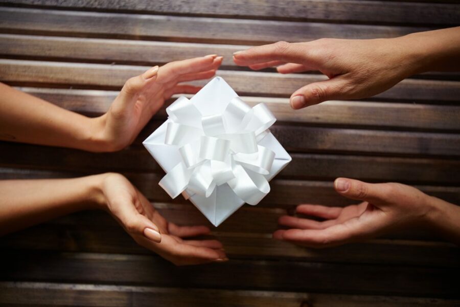 Що подарувати другу: ТОП-7 ідей