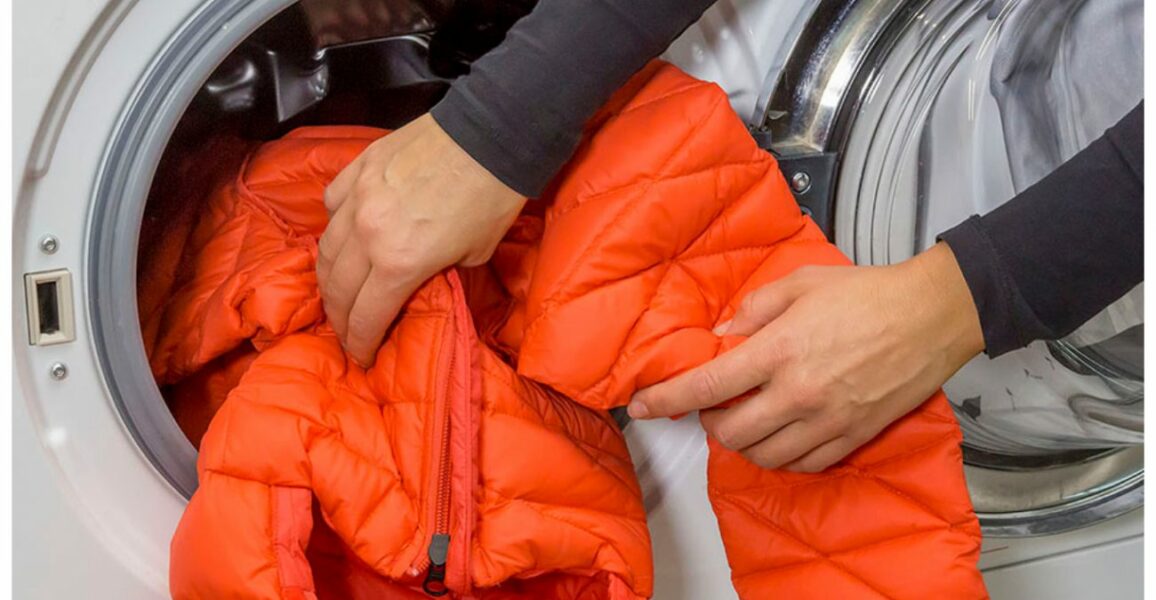 Як прати пуховик в пральній машині і вручну?