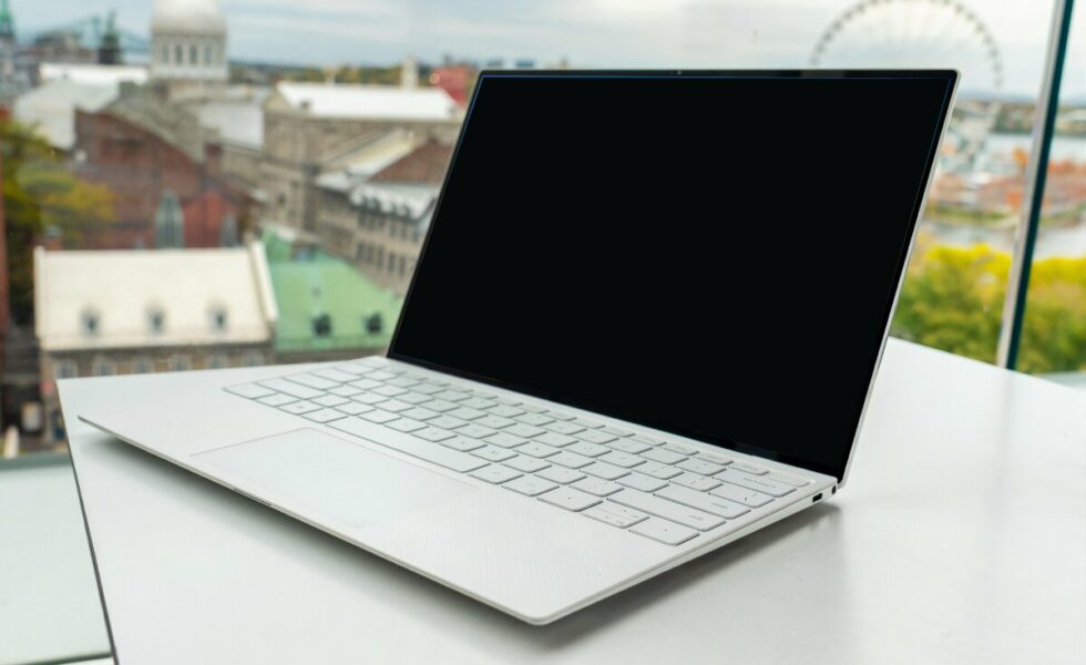 Як увімкнути екран на ноутбуці: перша допомога і що перевірити насамперед