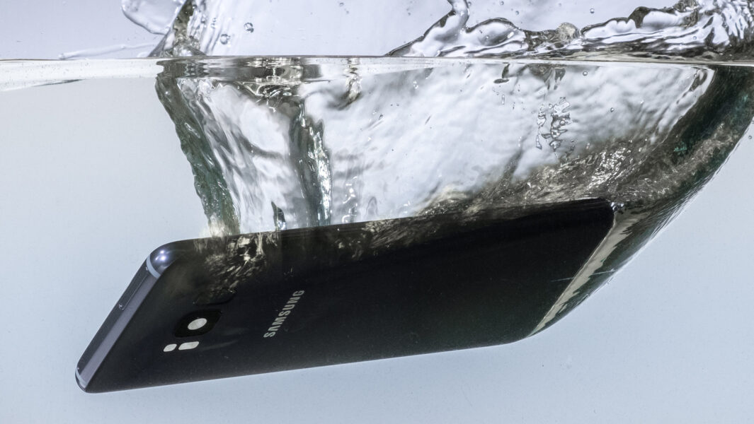 Смартфон Samsung упав у воду: покрокова інструкція з порятунку