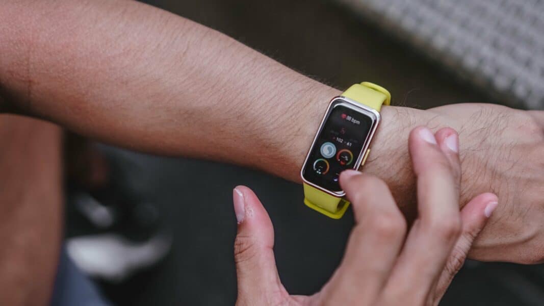 Обзор Huawei Band 10: металл, эмоции и возможности