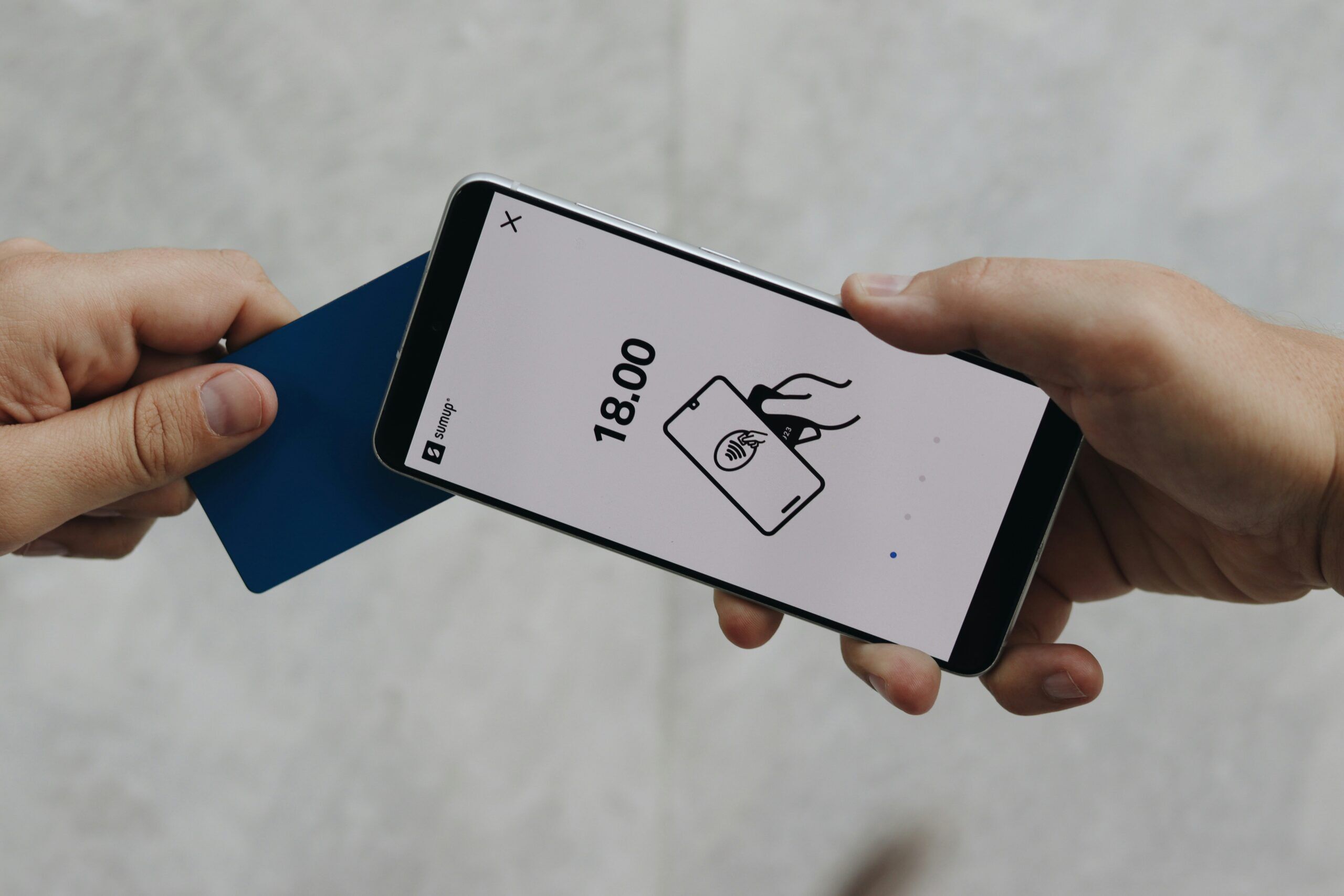 Мобильный кошелек под замком: как перевести деньги с телефона на карту в 2025 году