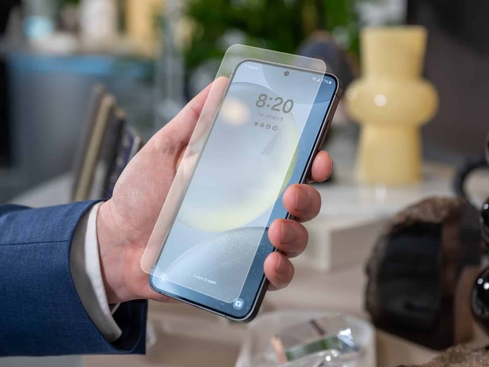 Как наклеить защитное стекло на телефон дома: пошаговая инструкция