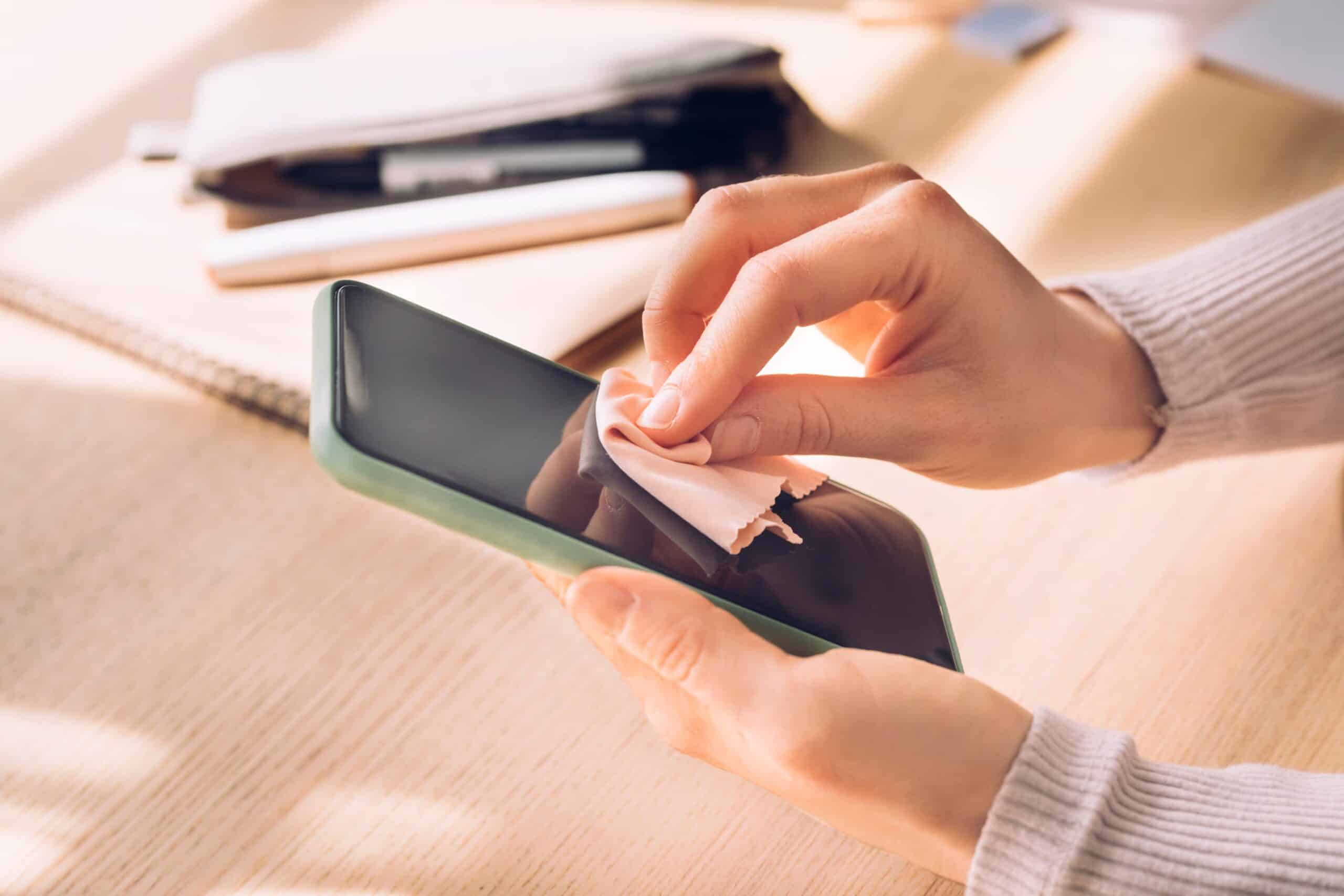 Как и чем правильно протирать экран смартфона: инструкция по уходу