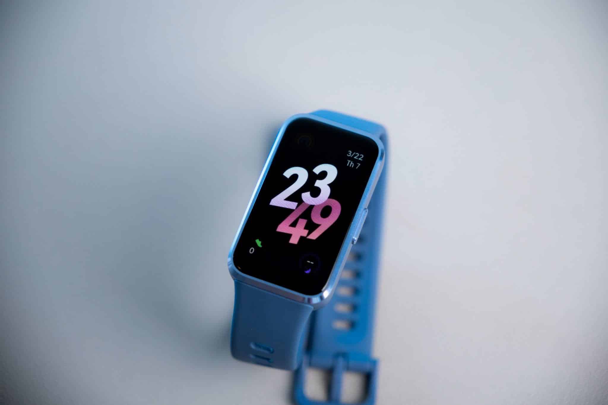 Обзор Huawei Band 10: металл, эмоции и возможности