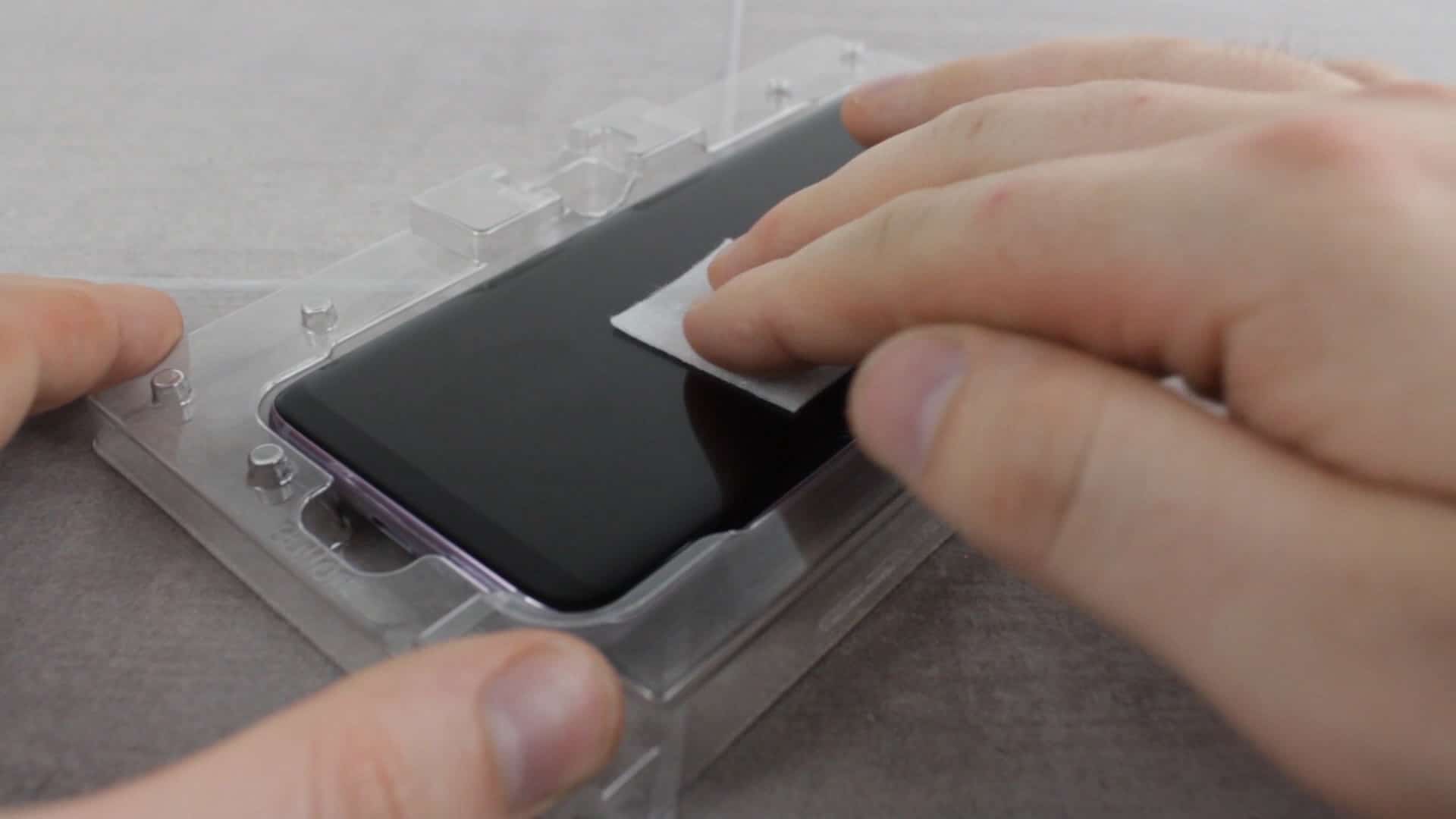Как наклеить защитное стекло на телефон дома: пошаговая инструкция