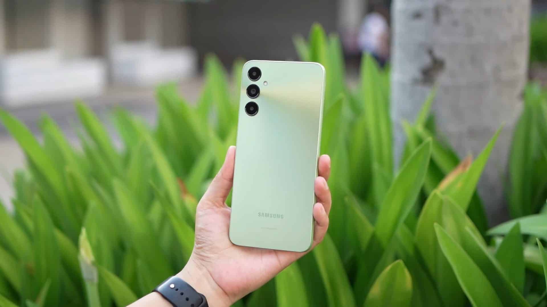 Топ найкращих простих в управлінні смартфонів для літніх людей