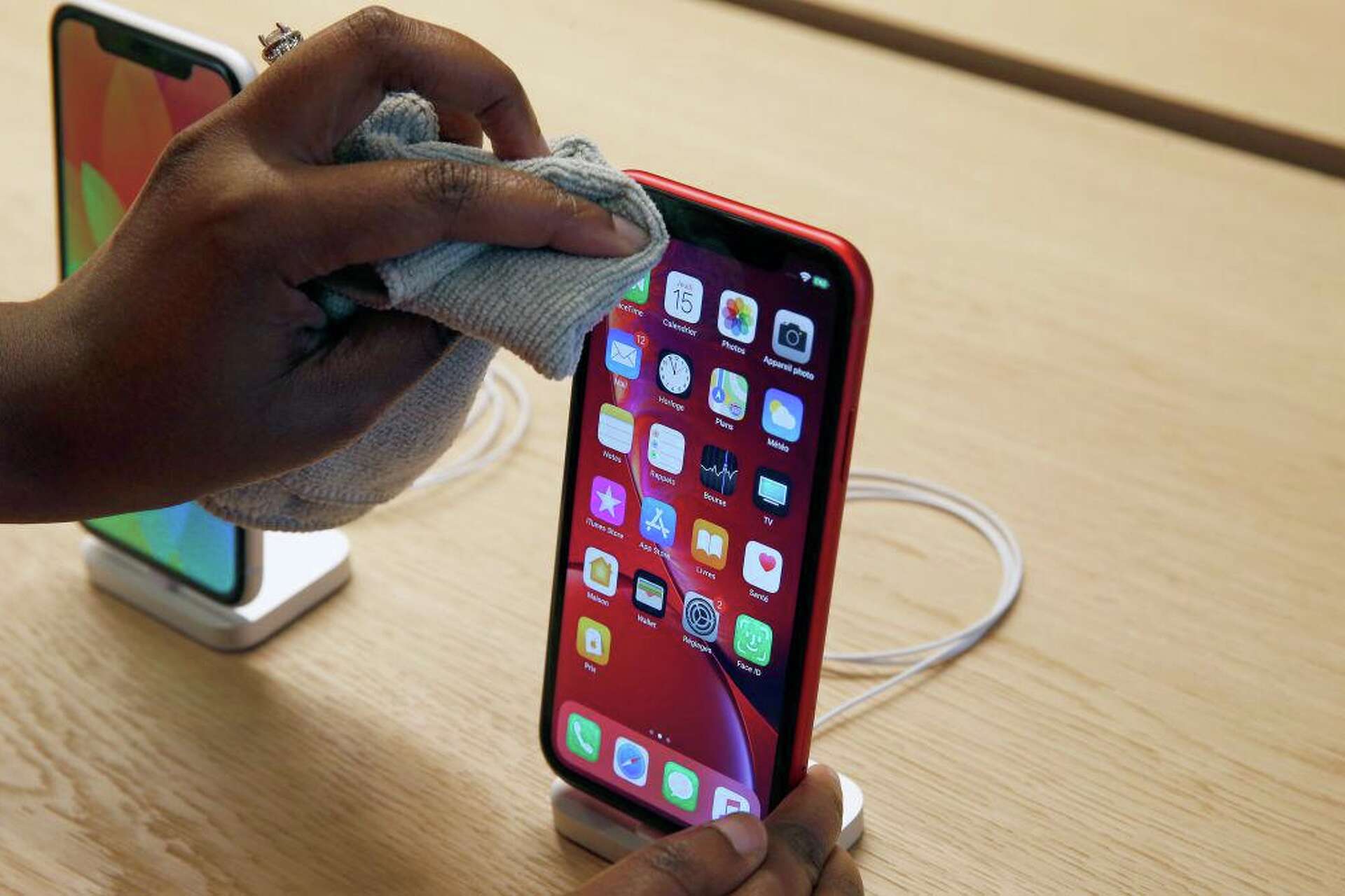 Как и чем правильно протирать экран смартфона: инструкция по уходу