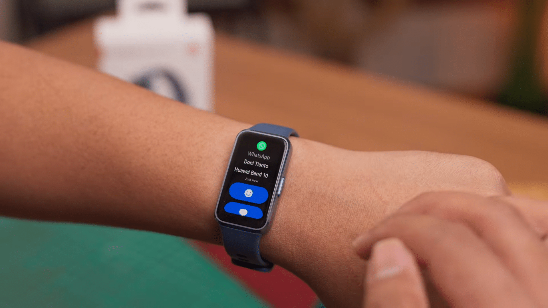 Обзор Huawei Band 10: металл, эмоции и возможности