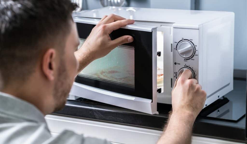 Секрети ідеального розігріву: як правильно користуватися мікрохвильовою піччю