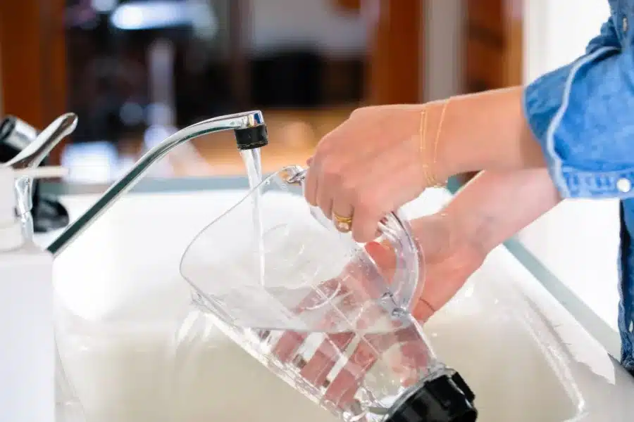 Мыть руками — опасно, в посудомойке — вредно: как очистить блендер за 30 секунд и не затупить ножи