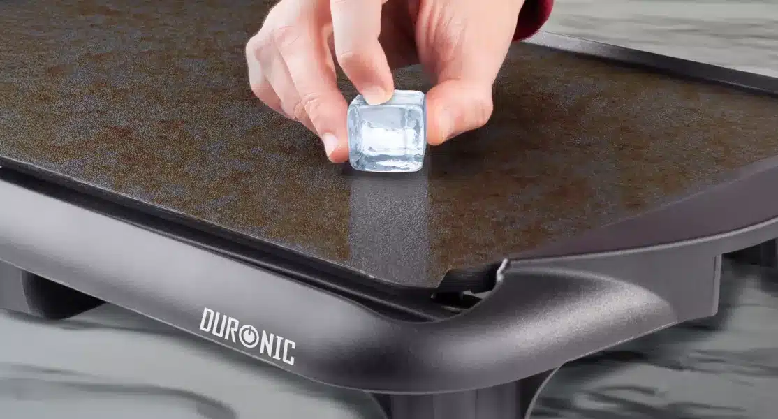 Пергамент, лід і «парова лазня»: 5 професійних лайфхаків, які позбавлять вас виснажливого миття електрогриля