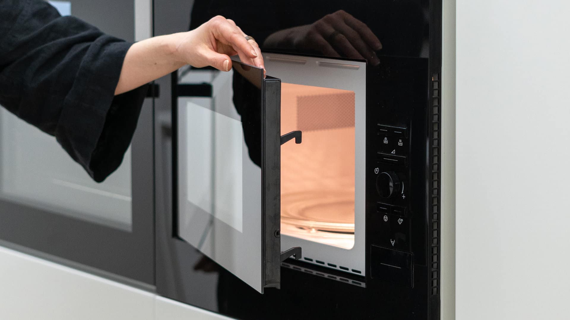Як відкрити дверцята мікрохвильовки, що заклинили: 5 робочих способів