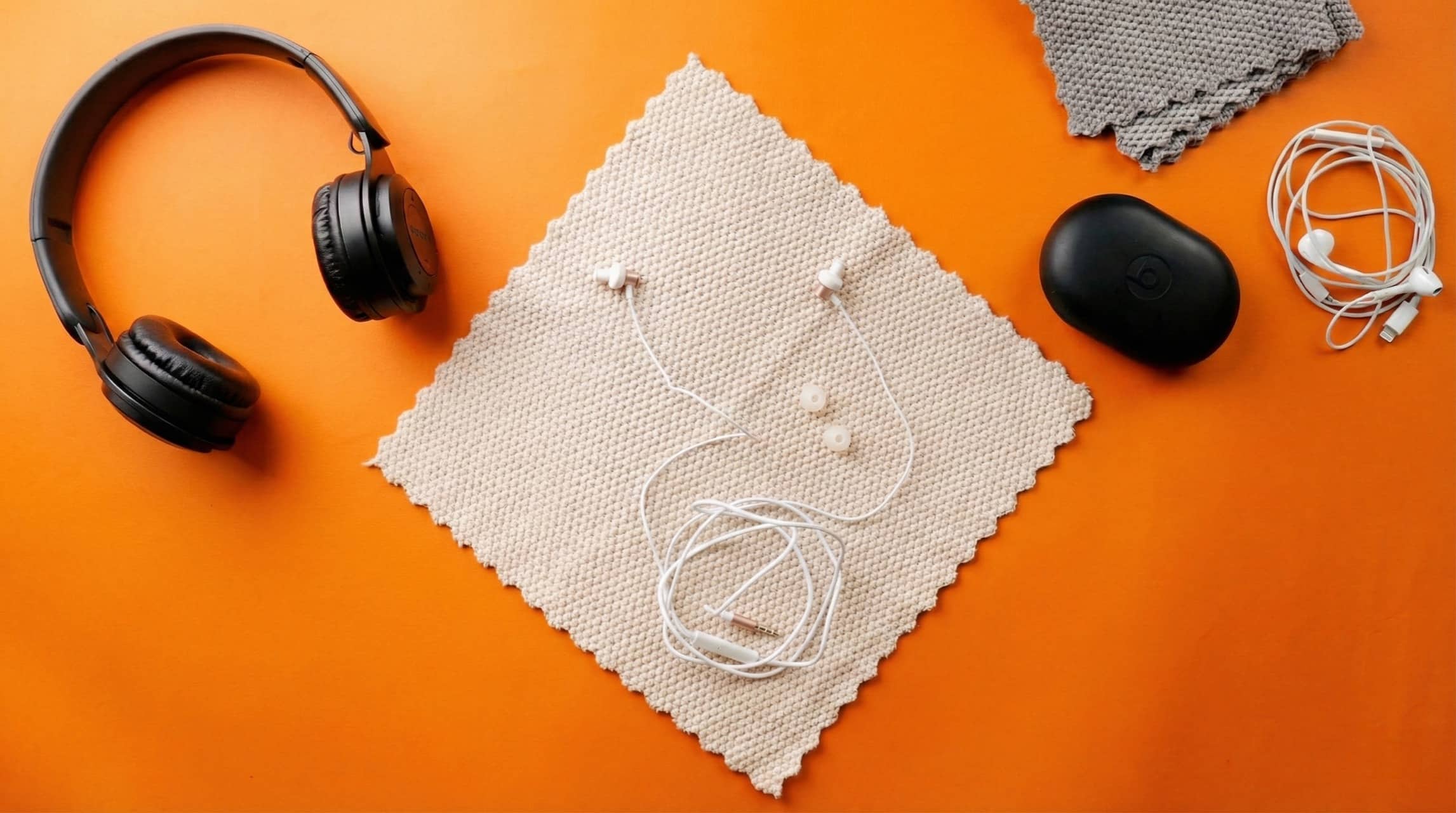 Як чистити навушники правильно: 4 перевірені методи