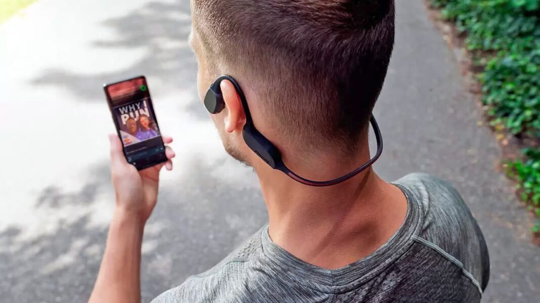 Не випадають і не бояться вологи: 5 найкращих навушників для спорту