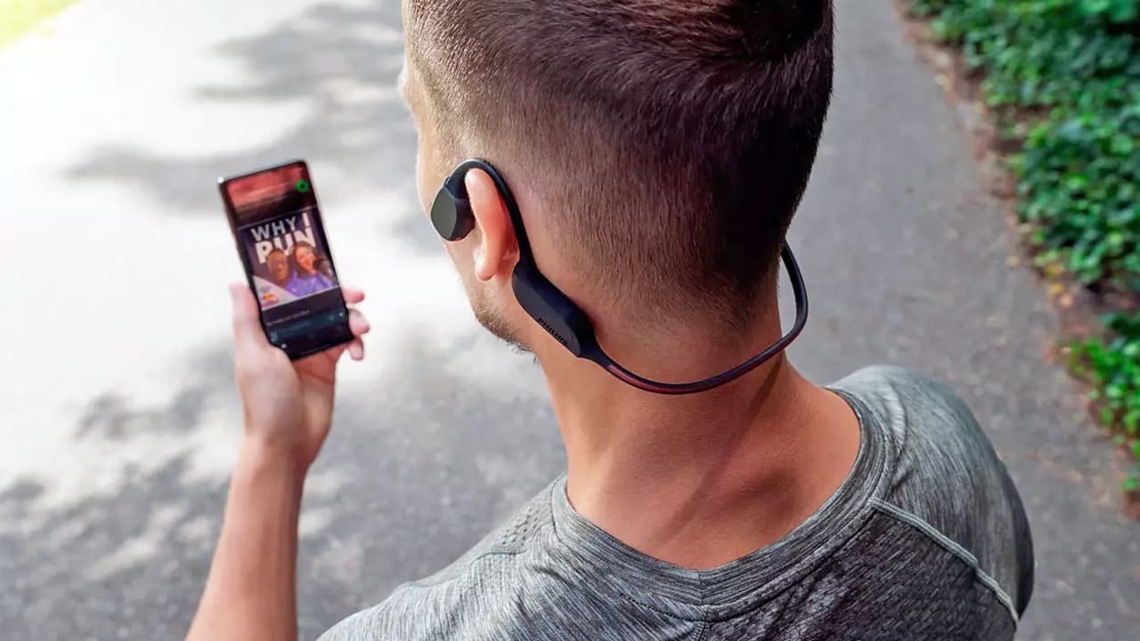 Не випадають і не бояться вологи: 5 найкращих навушників для спорту