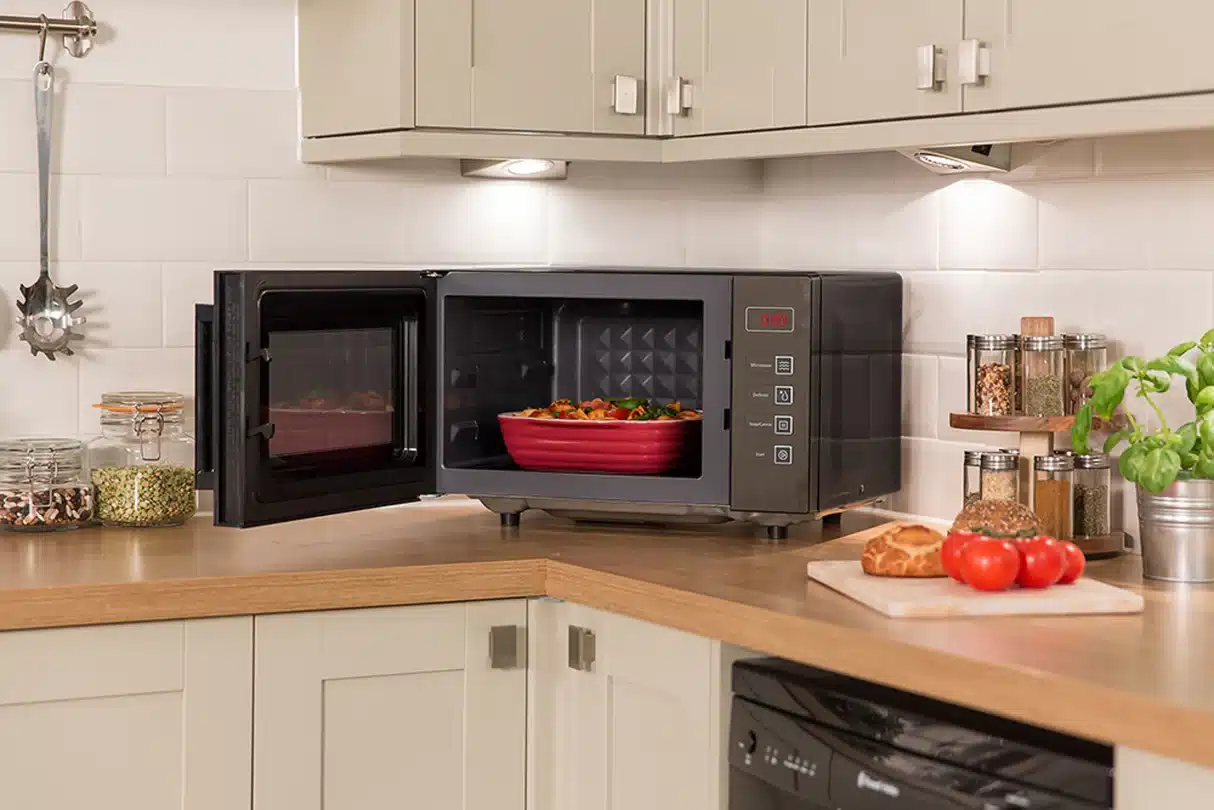 Без поворотного столу: чому Flatbed-мікрохвильовки стають новим стандартом зручності