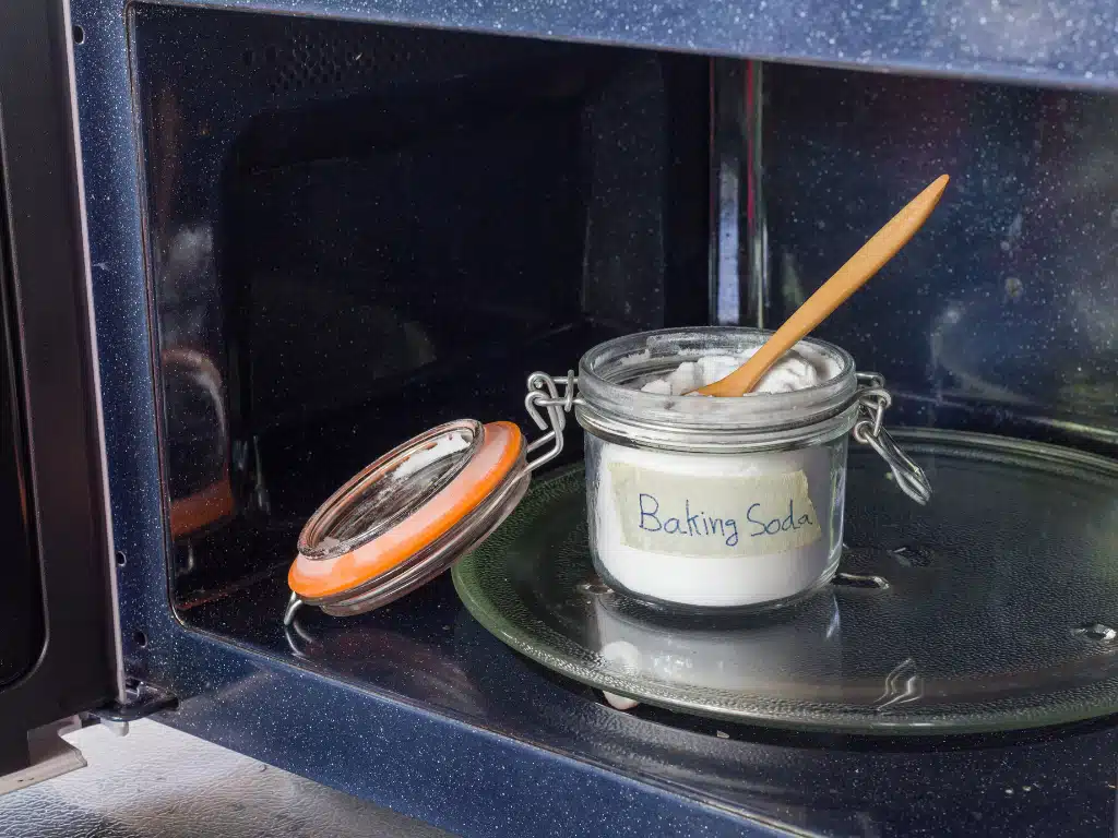 Эко-чистка: как быстро привести микроволновку в порядок 5 способами