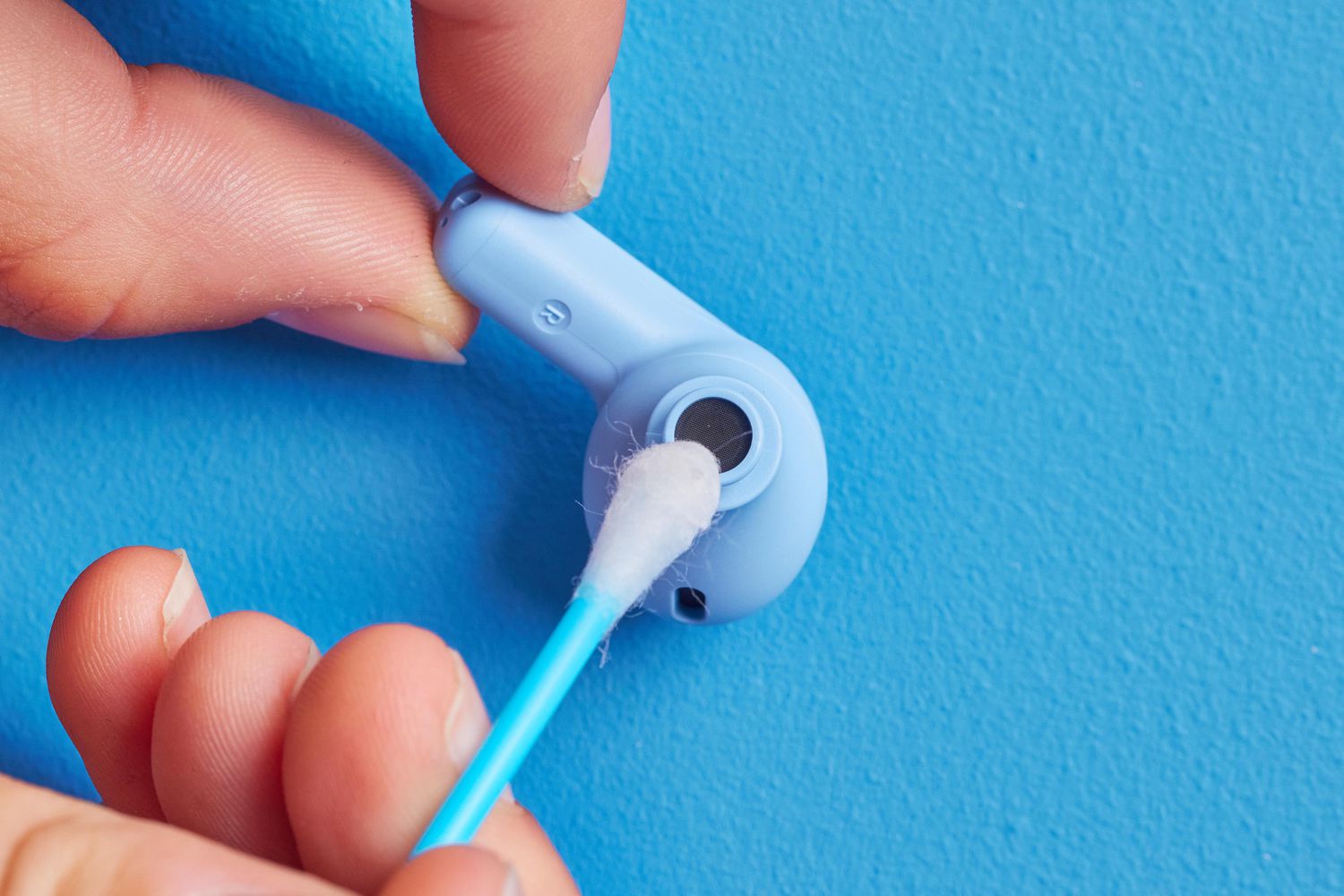 Як чистити навушники правильно: 4 перевірені методи