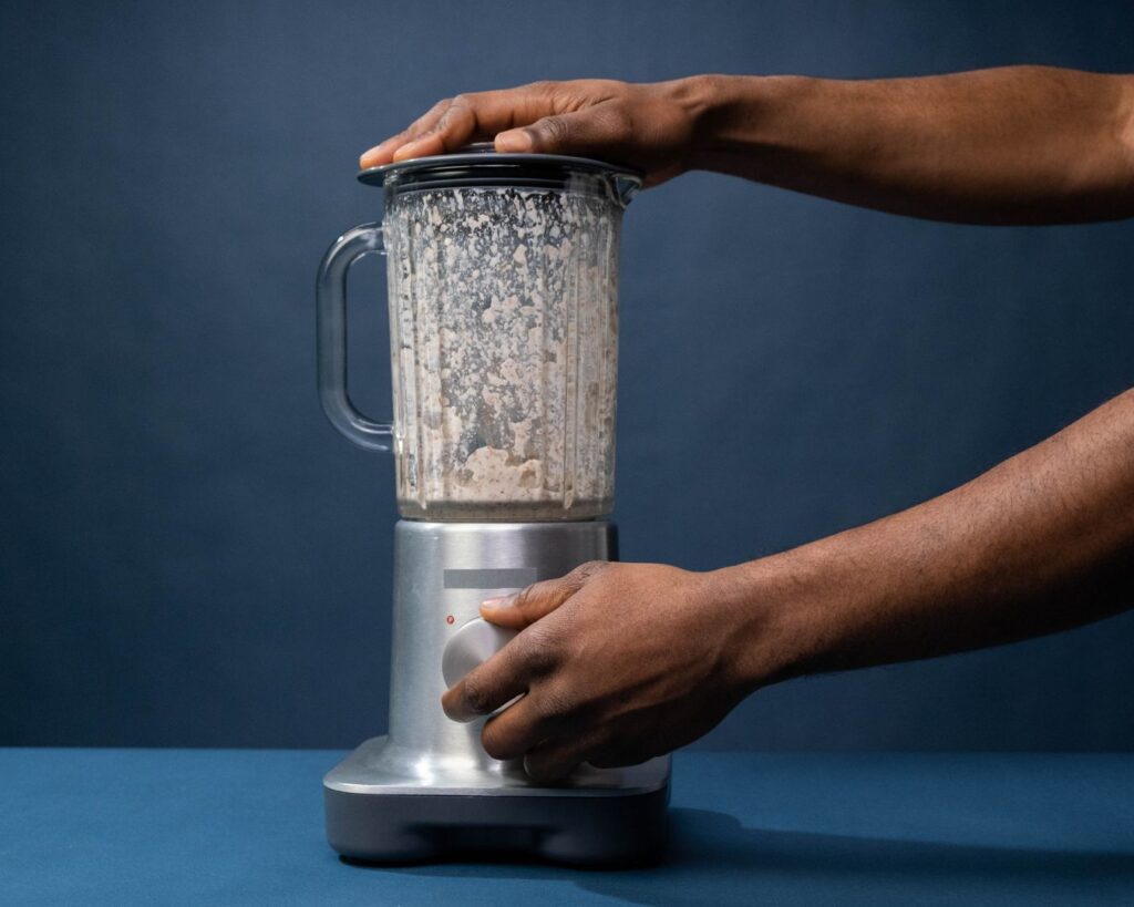 Мити руками — небезпечно, у посудомийці — шкідливо: як очистити блендер за 30 секунд і не затупити ножі