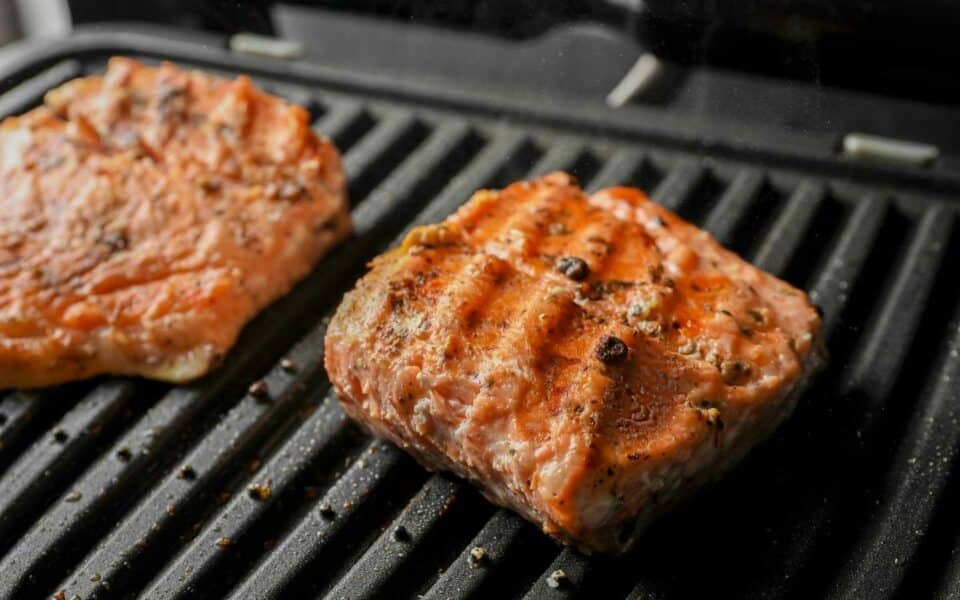 Прихована загроза дешевих грилів: чому тип нагрівального елемента важливіший за потужність і як вбудовані ТЕНи змінюють смак стейка