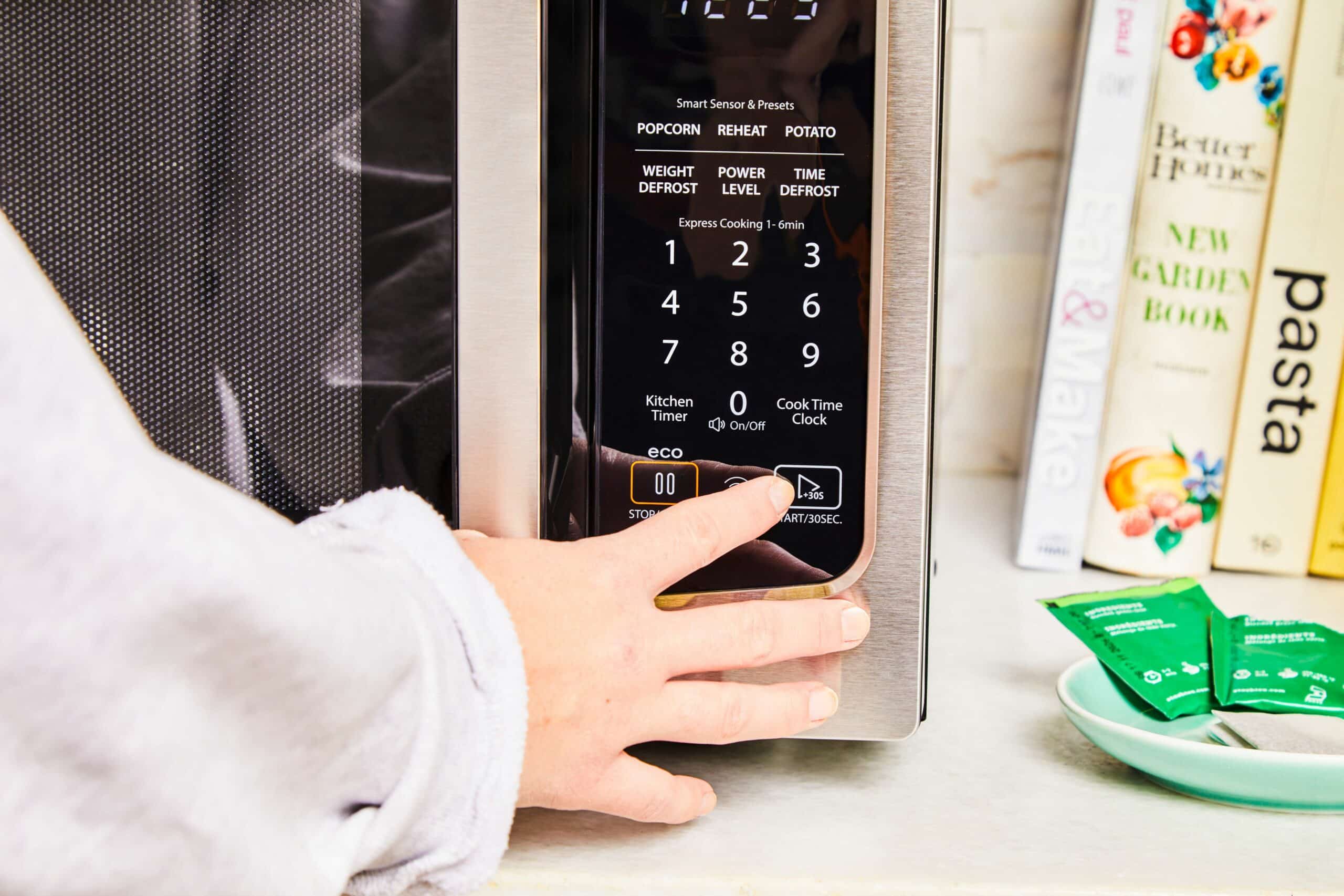 Чому відмовила сенсорна панель мікрохвильовки: 5 головних причин