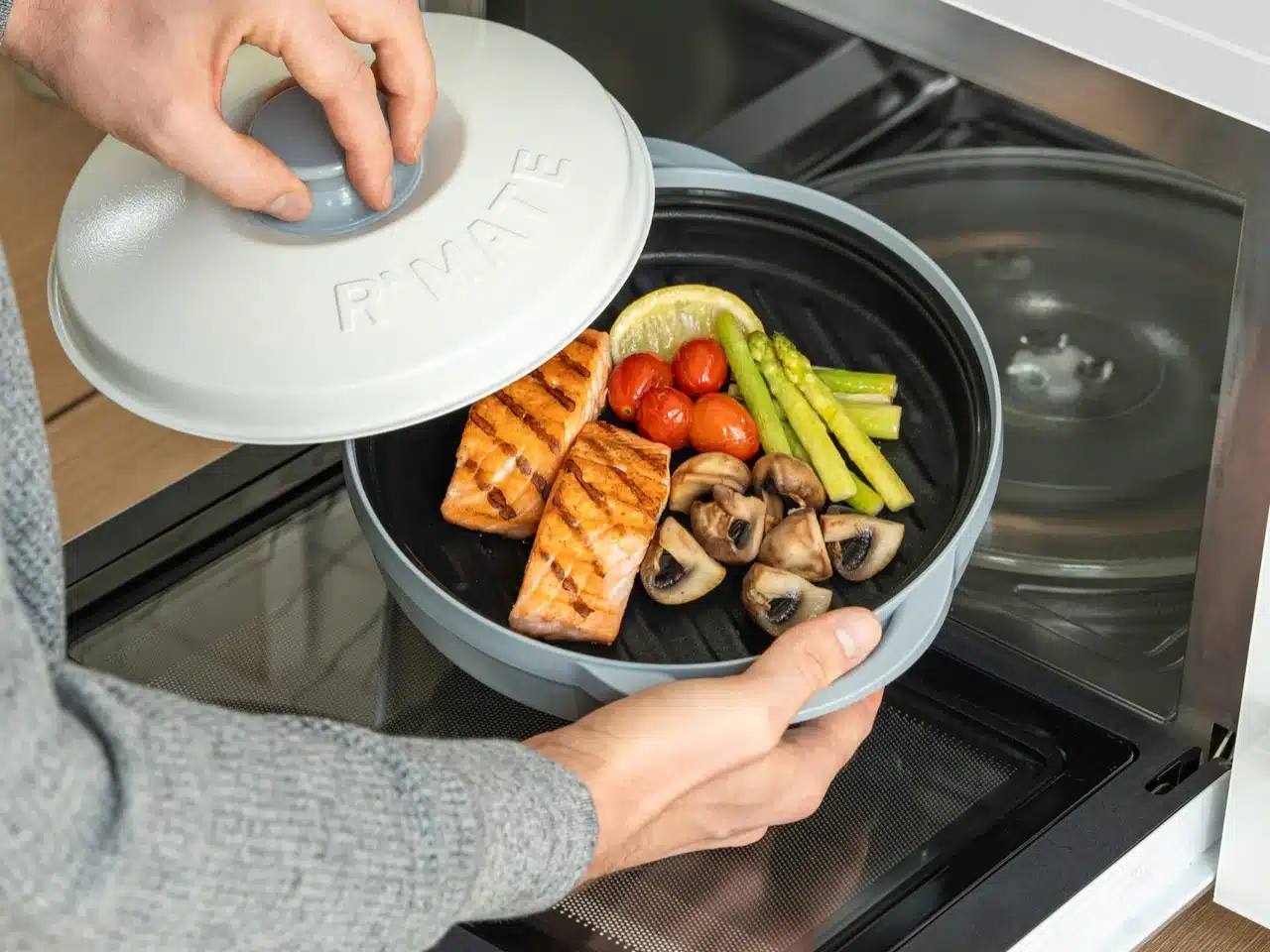 Мікрохвильова піч з грилем або без: чи є сенс платити більше