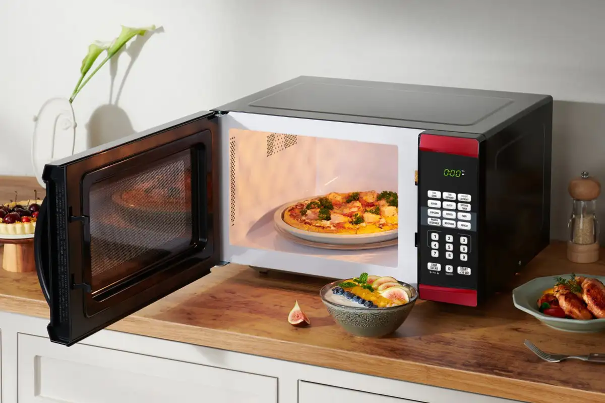 Чому не обертається піддон у мікрохвильовці: 7 основних причин і способи вирішення