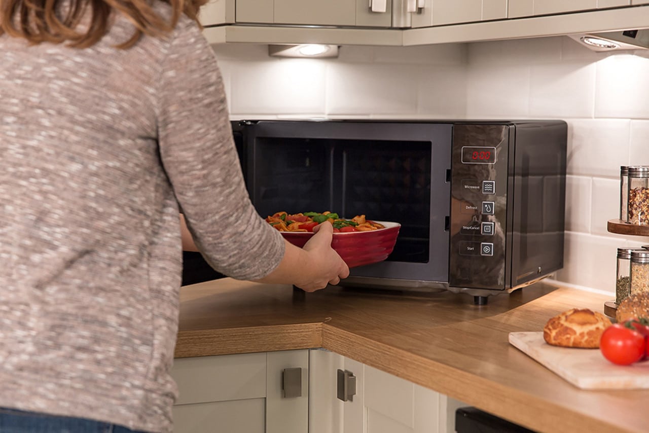 Без поворотного столу: чому Flatbed-мікрохвильовки стають новим стандартом зручності