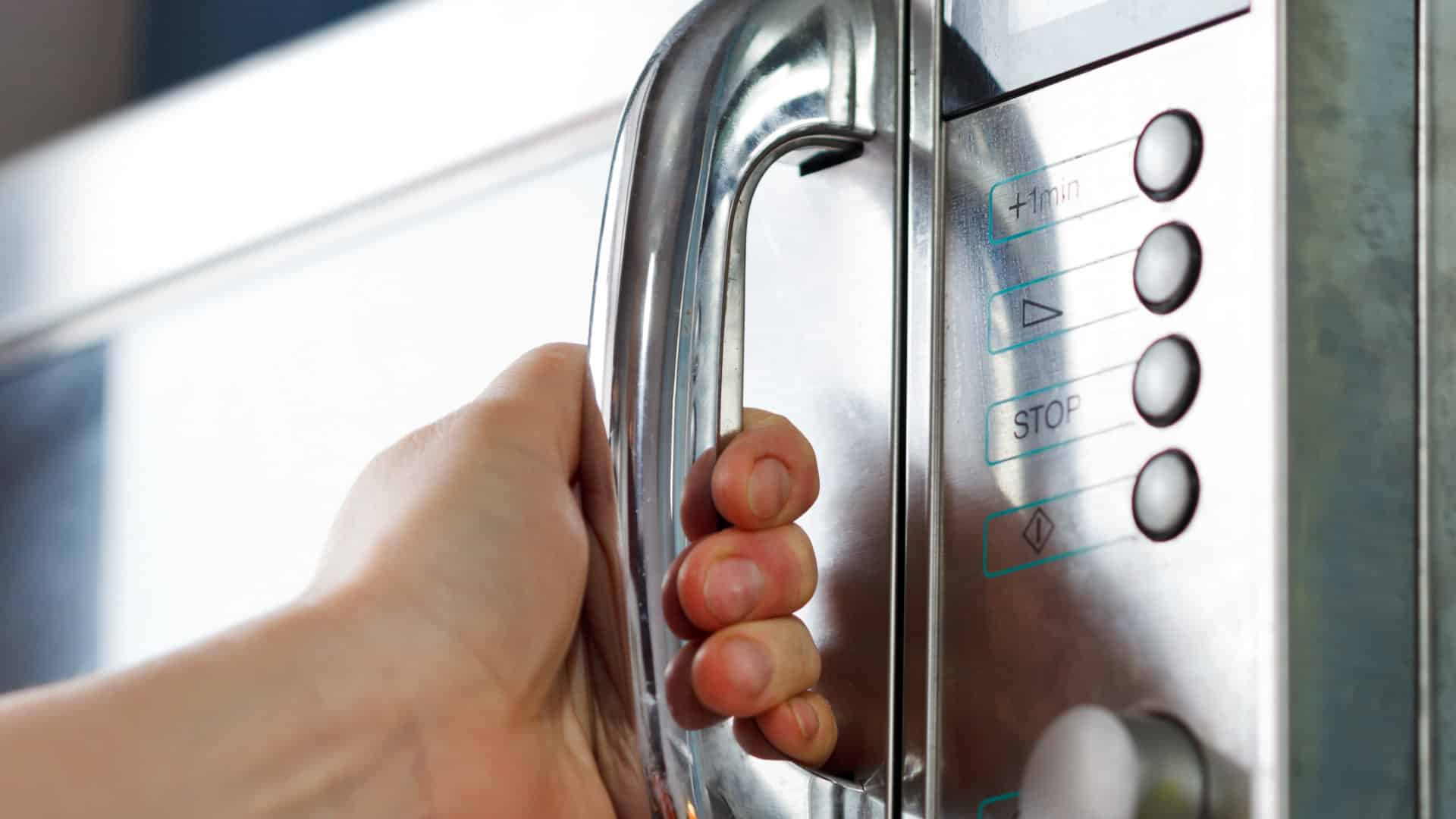 Як відкрити дверцята мікрохвильовки, що заклинили: 5 робочих способів