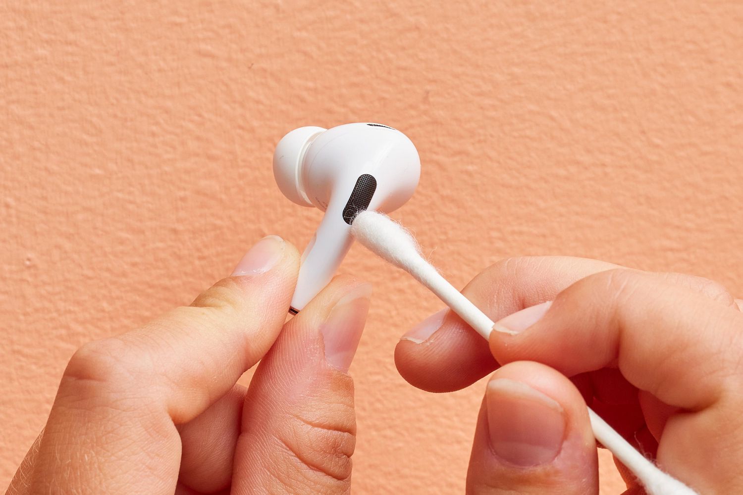 Як чистити навушники правильно: 4 перевірені методи