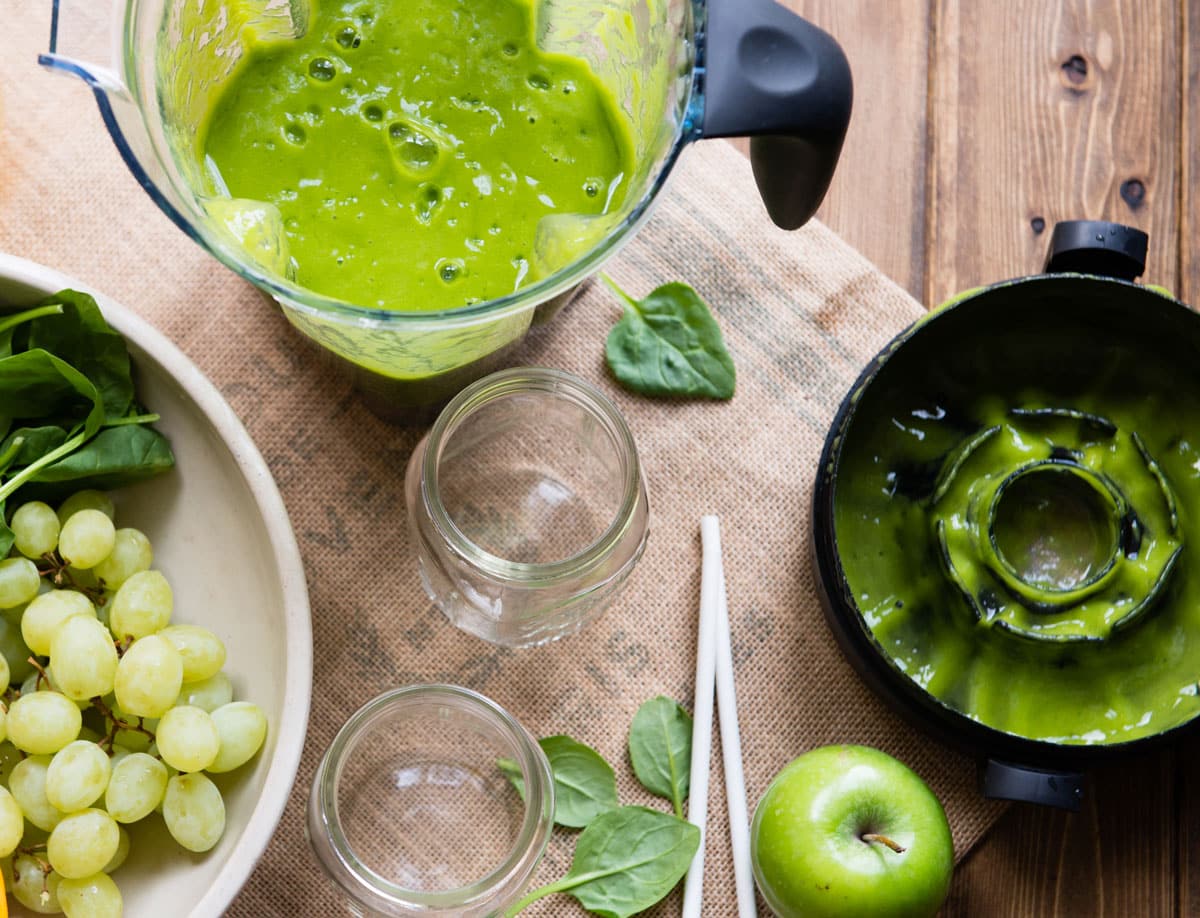 Мити руками — небезпечно, у посудомийці — шкідливо: як очистити блендер за 30 секунд і не затупити ножі