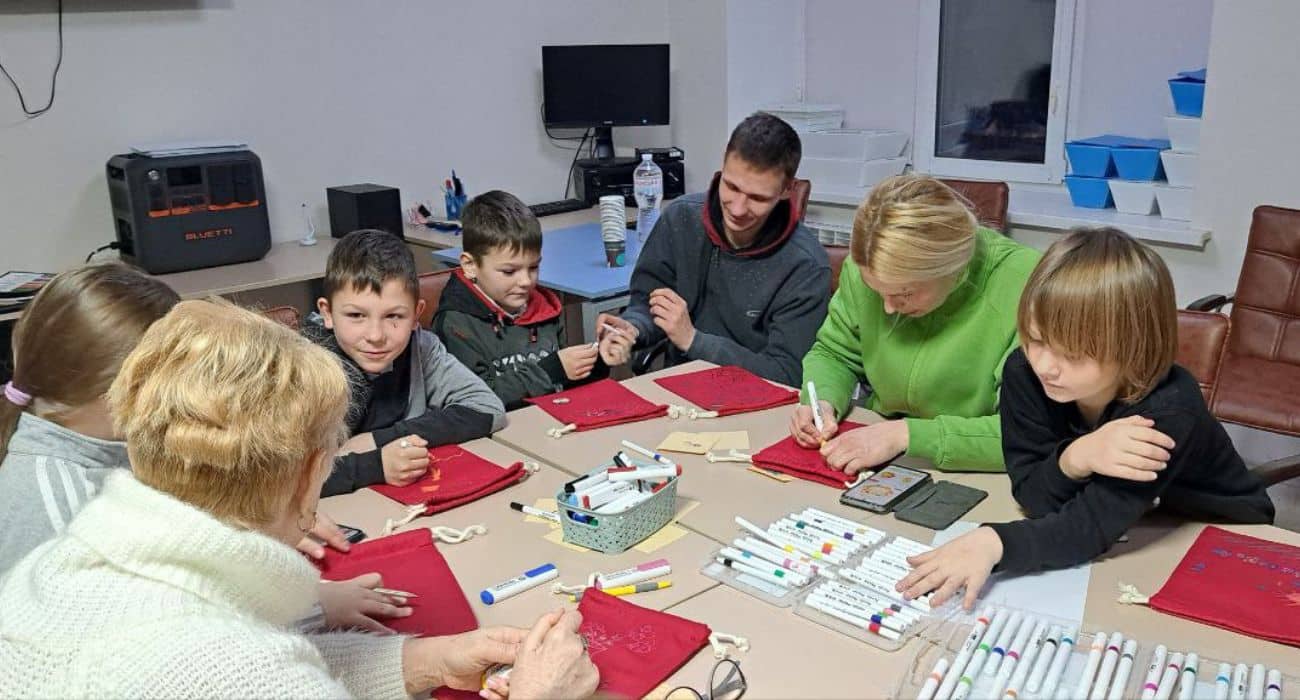 Щасточка добра, що працює: понад 600 дітей отримали підтримку завдяки благодійному мерчу Фокстрот